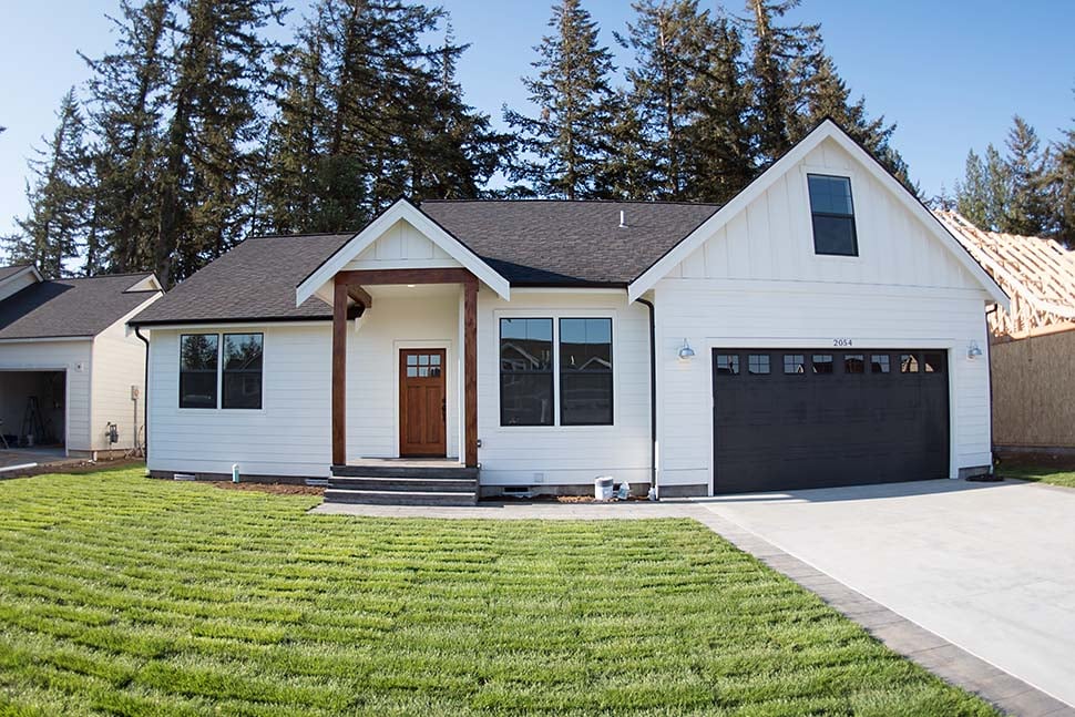Craftsman, Traditional Plan with 2181 Sq. Ft., 3 Bedrooms, 2 Bathrooms, 2 Car Garage Picture 3