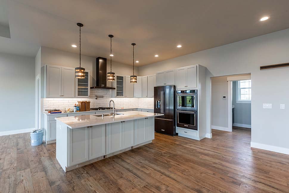 Craftsman, Ranch Plan with 3285 Sq. Ft., 3 Bedrooms, 3 Bathrooms, 3 Car Garage Picture 9