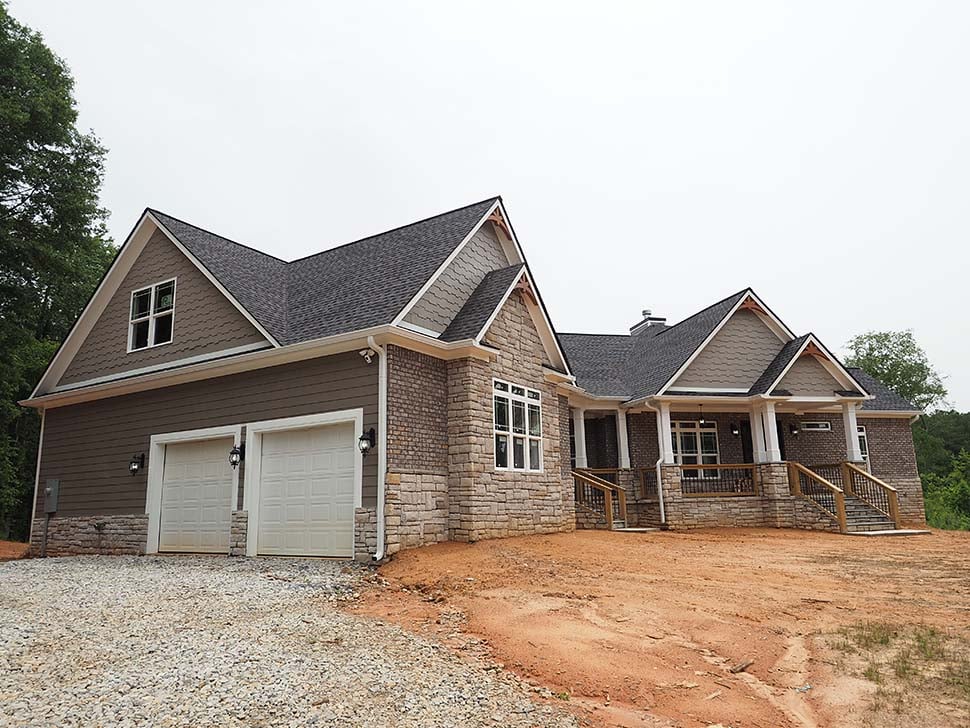 Craftsman, Traditional Plan with 2870 Sq. Ft., 3 Bedrooms, 4 Bathrooms, 2 Car Garage Picture 5