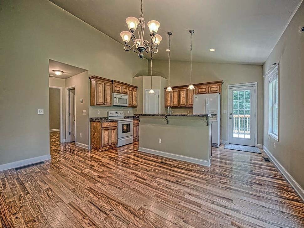 Bungalow, Cottage, Craftsman Plan with 1545 Sq. Ft., 3 Bedrooms, 2 Bathrooms, 2 Car Garage Picture 4