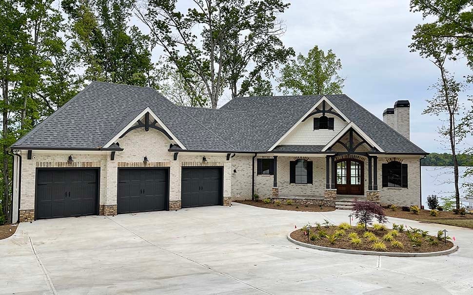 Craftsman, Traditional Plan with 3122 Sq. Ft., 3 Bedrooms, 4 Bathrooms, 4 Car Garage Picture 3