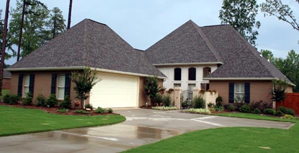 European, One-Story Plan with 2366 Sq. Ft., 4 Bedrooms, 3 Bathrooms, 2 Car Garage Picture 4