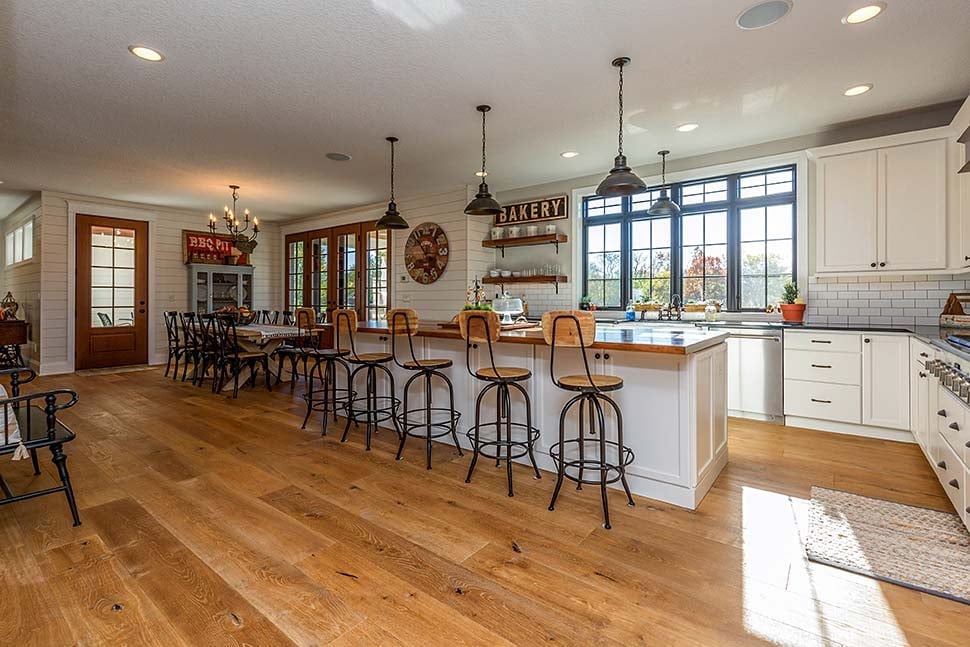 Country, Farmhouse, Southern Plan with 4724 Sq. Ft., 5 Bedrooms, 6 Bathrooms, 4 Car Garage Picture 17