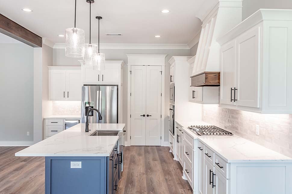 Country, Craftsman, Farmhouse, New American Style, Ranch Plan with 2454 Sq. Ft., 3 Bedrooms, 3 Bathrooms, 3 Car Garage Picture 12
