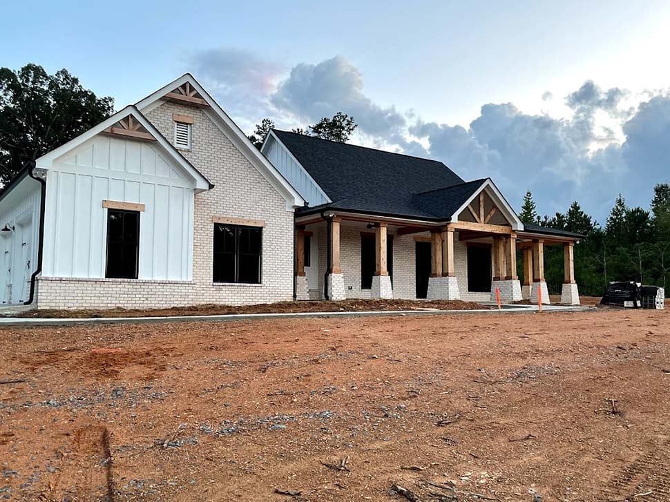 Country, Craftsman, Farmhouse, Ranch Plan with 2454 Sq. Ft., 3 Bedrooms, 3 Bathrooms, 3 Car Garage Picture 7