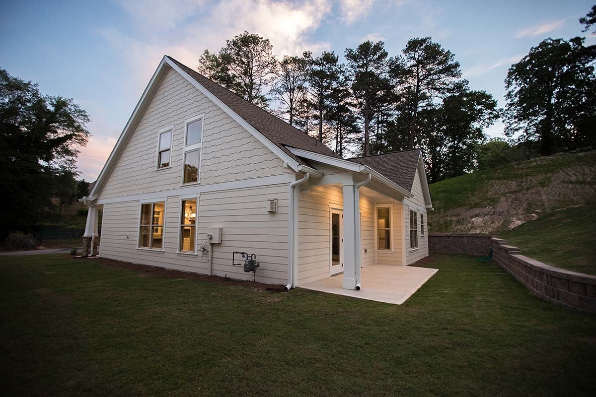 Bungalow, Craftsman Plan with 1912 Sq. Ft., 4 Bedrooms, 3 Bathrooms, 2 Car Garage Picture 2