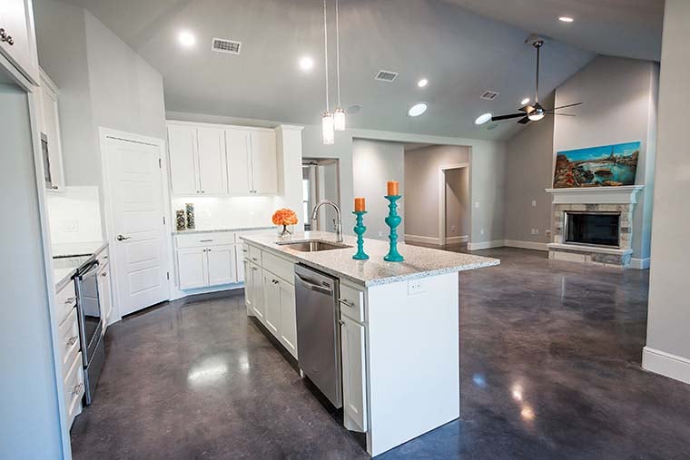 Craftsman Plan with 2407 Sq. Ft., 3 Bedrooms, 3 Bathrooms, 2 Car Garage Picture 6