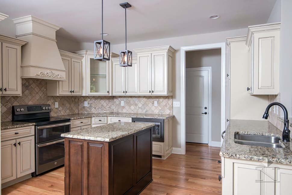 European, Traditional Plan with 2163 Sq. Ft., 4 Bedrooms, 3 Bathrooms, 2 Car Garage Picture 16