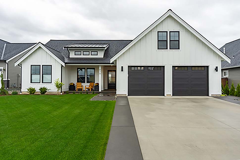Contemporary, Farmhouse Plan with 2034 Sq. Ft., 3 Bedrooms, 2 Bathrooms, 2 Car Garage Picture 4