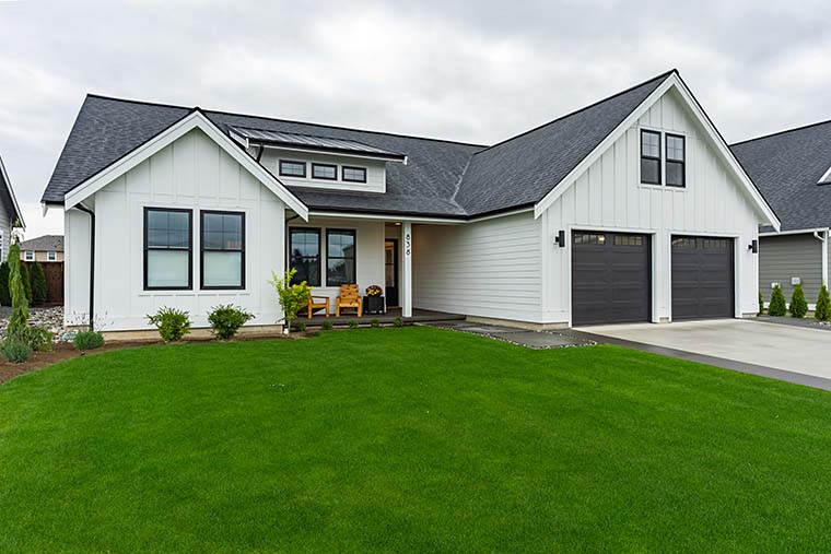 Contemporary, Farmhouse Plan with 2034 Sq. Ft., 3 Bedrooms, 2 Bathrooms, 2 Car Garage Picture 6