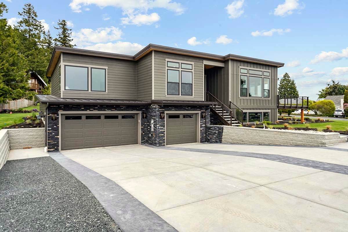 Contemporary Plan with 2826 Sq. Ft., 3 Bedrooms, 3 Bathrooms, 3 Car Garage Picture 3
