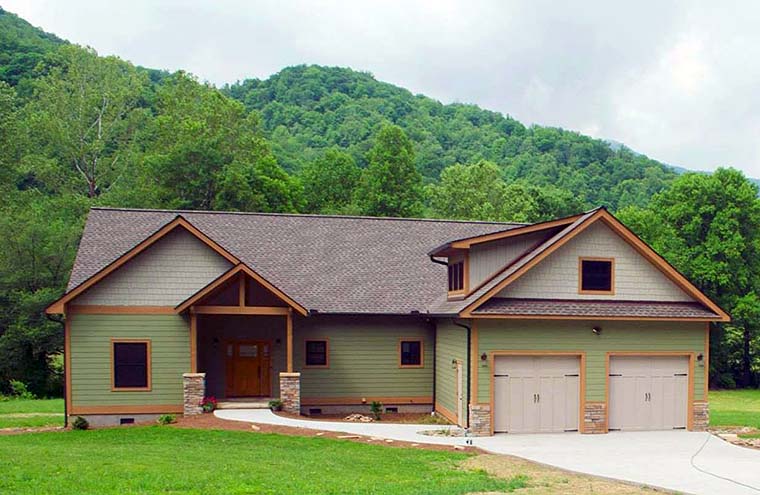 Country, Craftsman Plan with 2600 Sq. Ft., 3 Bedrooms, 2 Bathrooms, 2 Car Garage Elevation