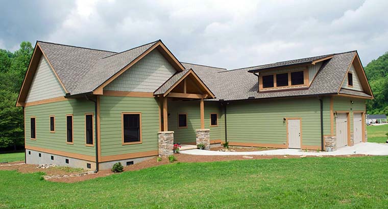 Country, Craftsman Plan with 2600 Sq. Ft., 3 Bedrooms, 2 Bathrooms, 2 Car Garage Picture 3