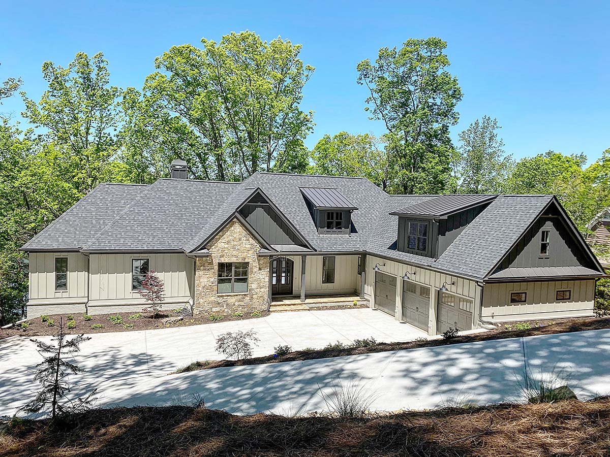 Craftsman Plan with 4147 Sq. Ft., 4 Bedrooms, 4 Bathrooms, 3 Car Garage Elevation