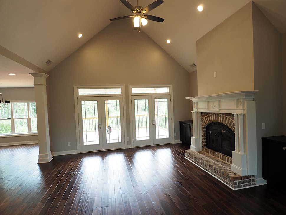 Craftsman, Traditional Plan with 2870 Sq. Ft., 3 Bedrooms, 4 Bathrooms, 2 Car Garage Picture 10