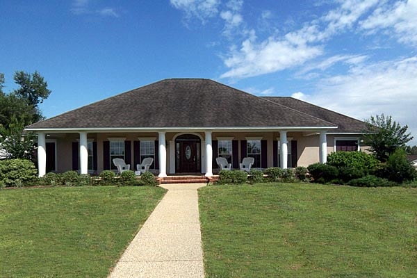 Southern Plan with 2605 Sq. Ft., 4 Bedrooms, 4 Bathrooms, 2 Car Garage Picture 2