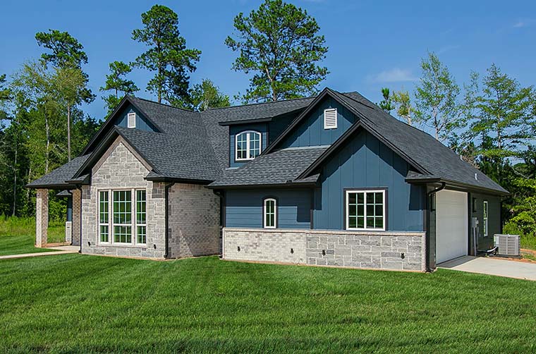 European, One-Story, Traditional Plan with 2203 Sq. Ft., 3 Bedrooms, 2 Bathrooms, 2 Car Garage Picture 6
