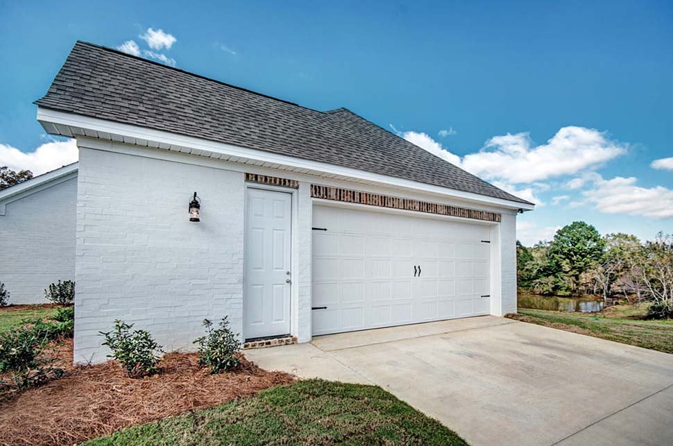 Craftsman, Farmhouse, Traditional Plan with 2677 Sq. Ft., 4 Bedrooms, 3 Bathrooms, 2 Car Garage Picture 5