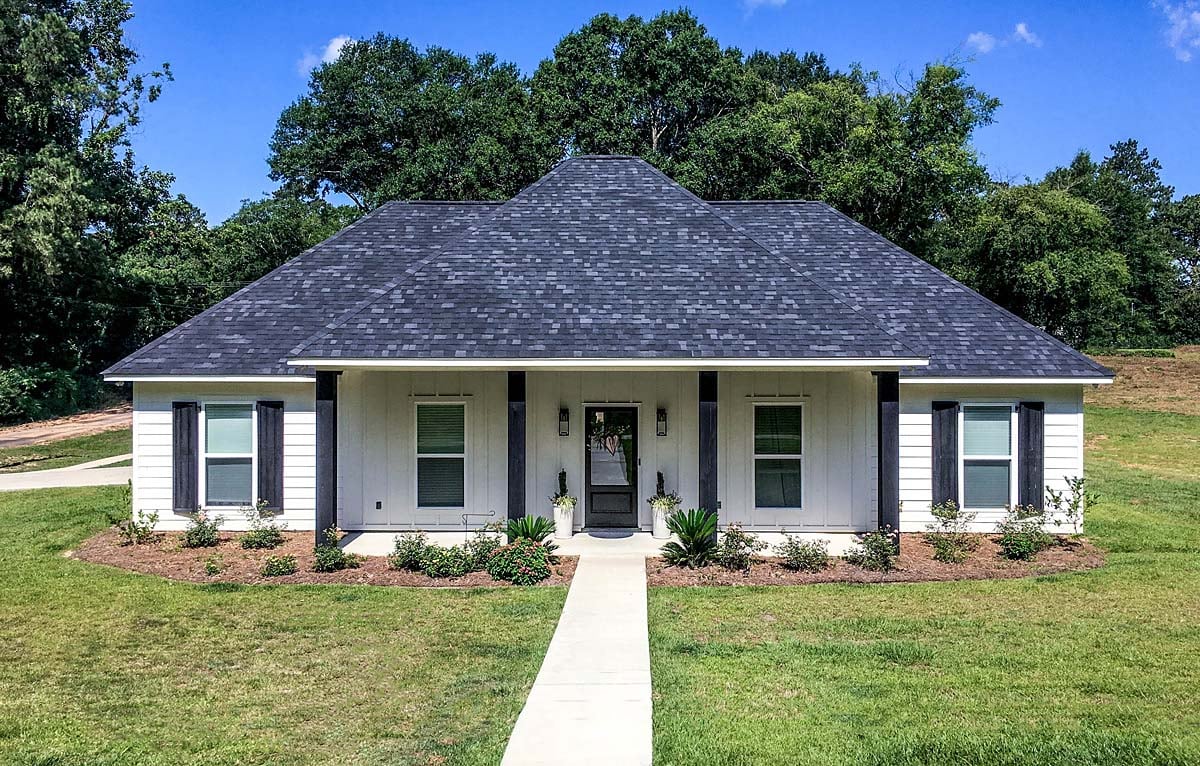 Country, Farmhouse, Traditional Plan with 1422 Sq. Ft., 3 Bedrooms, 2 Bathrooms, 2 Car Garage Elevation