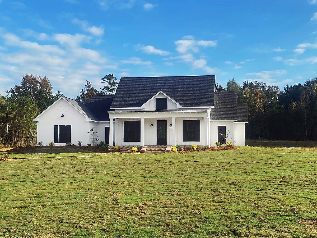 Country, Farmhouse, Traditional Plan with 2513 Sq. Ft., 4 Bedrooms, 3 Bathrooms, 3 Car Garage Elevation