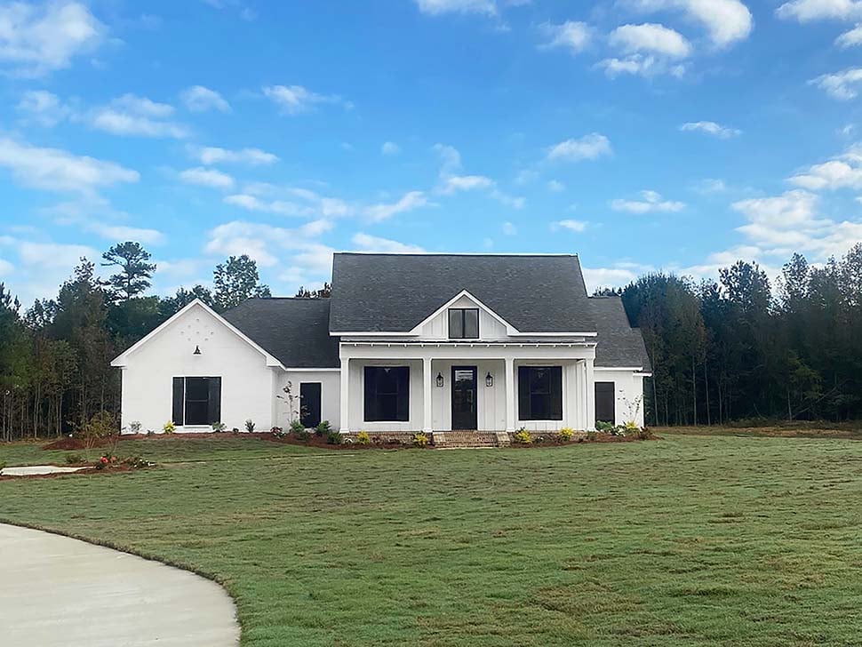 Country, Farmhouse, Traditional Plan with 2513 Sq. Ft., 4 Bedrooms, 3 Bathrooms, 3 Car Garage Picture 5