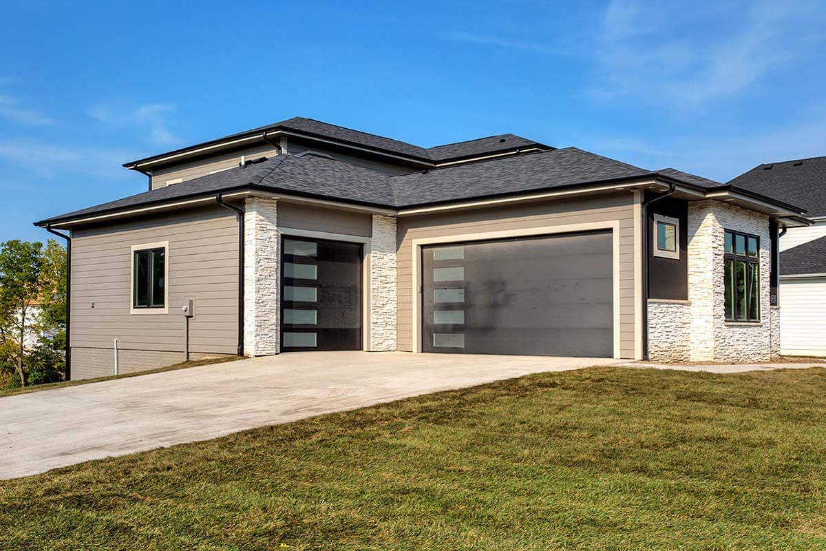 Contemporary, Prairie Style Plan with 3956 Sq. Ft., 5 Bedrooms, 4 Bathrooms, 3 Car Garage Picture 3