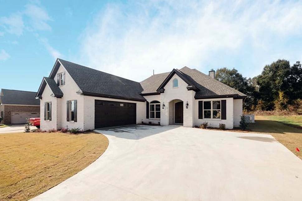 Traditional Plan with 2523 Sq. Ft., 4 Bedrooms, 3 Bathrooms, 2 Car Garage Picture 2