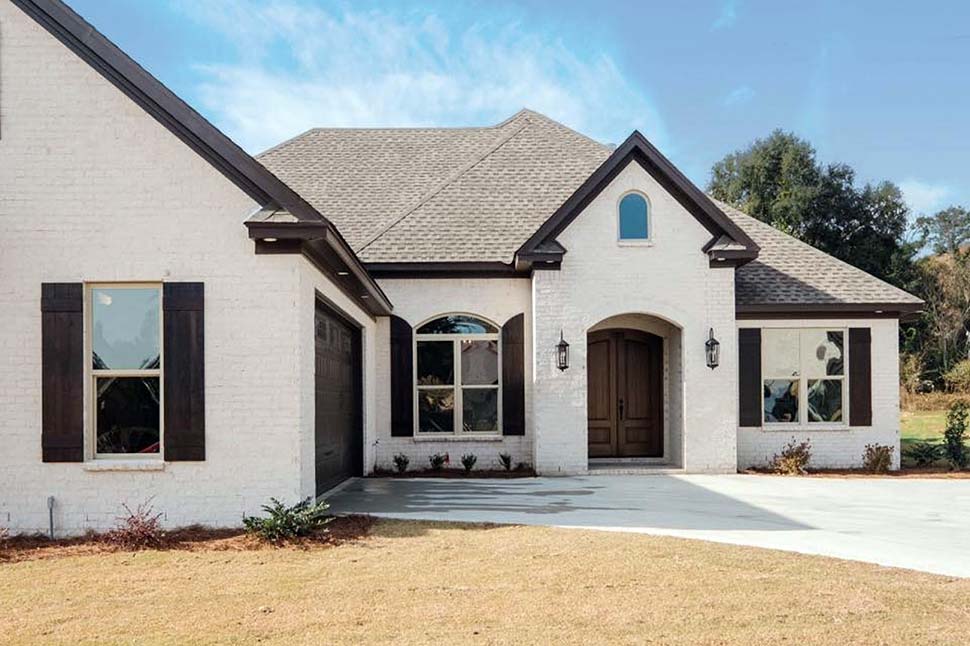 Traditional Plan with 2523 Sq. Ft., 4 Bedrooms, 3 Bathrooms, 2 Car Garage Picture 3